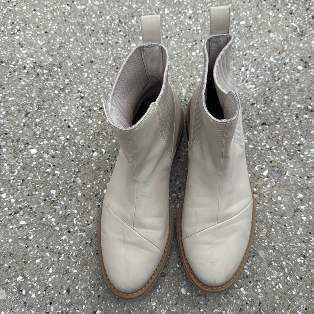 TOMS size 8 cream boots